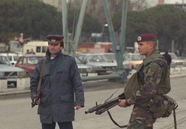 Совместное дежурство 1997 года - албанский полицейский и солдат миротворческих сил ООН